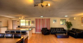 Miami Shore Motel - Accommodation QLD 4