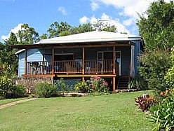 Blue House Family Accommodation - Accommodation QLD 0