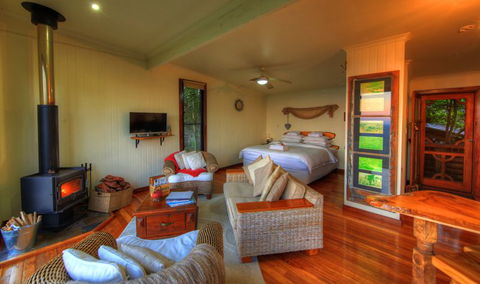 At Remingtons B & B - Accommodation QLD 4