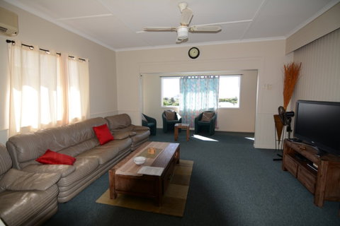 AMELIA STREET GLADSTONE 5 BEDROOMS - Accommodation QLD 0