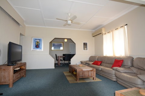 AMELIA STREET GLADSTONE 5 BEDROOMS - Accommodation QLD 1