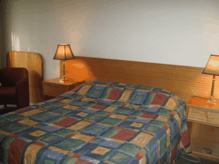 Econo Lodge Hacienda Motel - Accommodation QLD 4