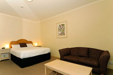 Quality Hotel Tiffins On The Park - Accommodation QLD 0