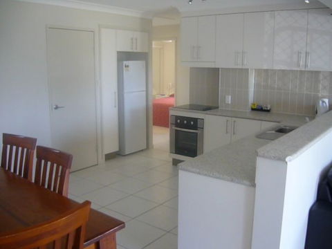 L'Amor Holiday Apartments - Accommodation QLD 3