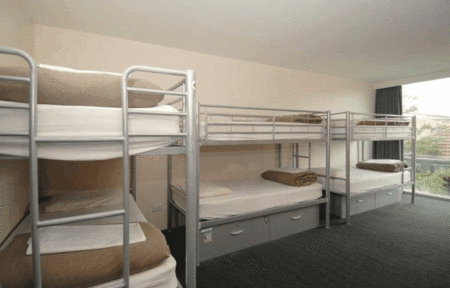 Base St Kilda - Accommodation QLD 3