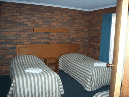 Golden Palms Motel - Accommodation QLD 4
