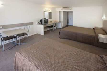 Sandors Motor Inn - Accommodation QLD 2