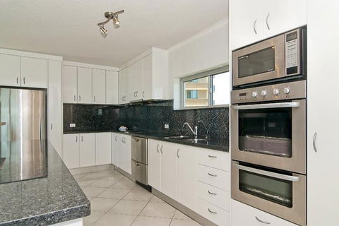 Chateau Royale Beach Resort - Accommodation QLD 3
