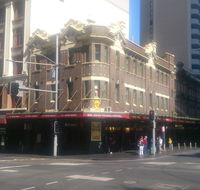 Sir John Young Hotel - Accommodation QLD