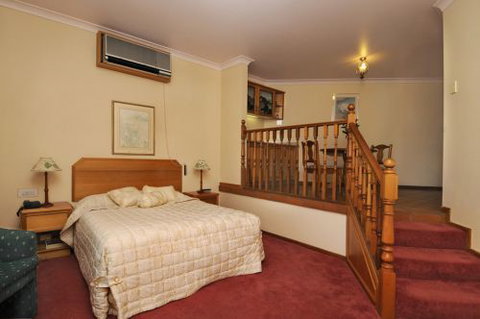 McNevins Warwick Motel & Gunyah Restaurant - Accommodation QLD 1