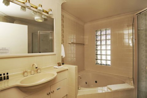 McNevins Warwick Motel & Gunyah Restaurant - Accommodation QLD 2