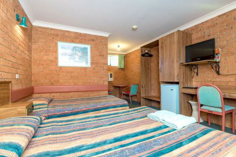 Sapphire Palms Motel - Accommodation QLD 4