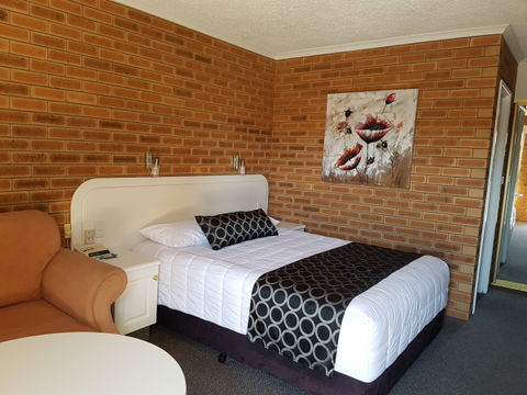 Cousins Motor Inn - Accommodation QLD 7