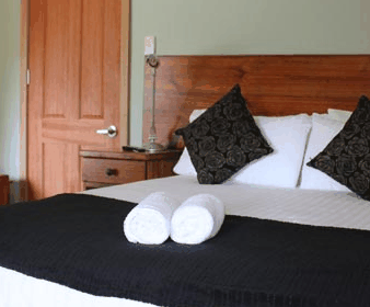 Tullah Lakeside Chalets - Accommodation QLD
