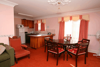 Hatchers Manor - Accommodation QLD 2