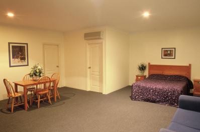 Breakout Motor Inn - Accommodation QLD 4
