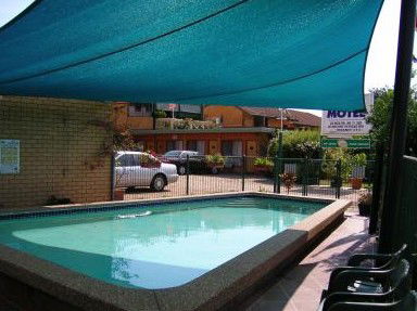Lake Front Motel - Accommodation QLD 3