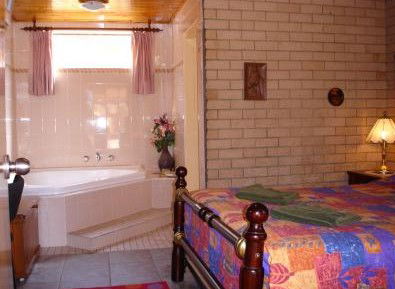 Lake Front Motel - Accommodation QLD 4