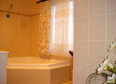 Lake Front Motel - Accommodation QLD 5