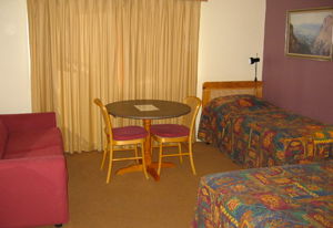 Highlands Motor Inn - Accommodation QLD 2