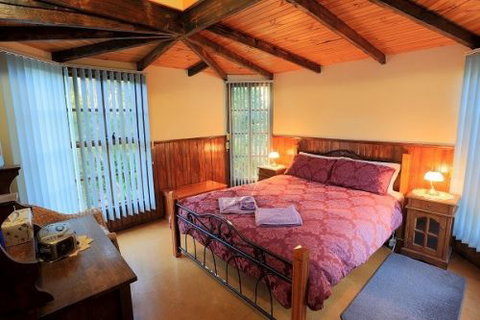 Stanley Lakeside Spa Cabins - Accommodation QLD 2