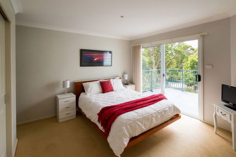 The Lake Limo - Accommodation QLD 0
