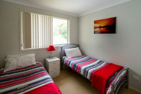 The Lake Limo - Accommodation QLD 3
