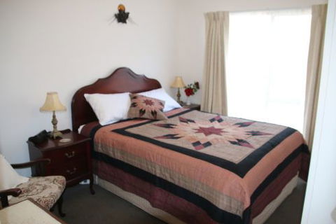 Donkey Tales Farm Cottages - Accommodation QLD 3