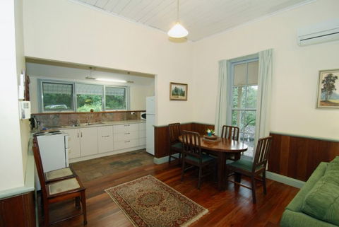 Fernridge Farm Cottage - Accommodation QLD 5
