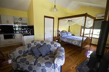 Bendles Cottages And Country Villas - Accommodation QLD 3