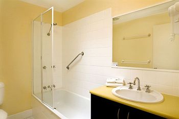 Beach Breakers Resort - Accommodation QLD 0