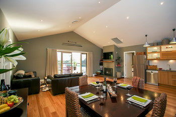 Lilies Luxury Retreats - Accommodation QLD 32