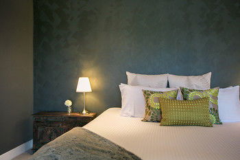 Lilies Luxury Retreats - Accommodation QLD 36