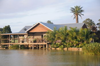 Lilies Luxury Retreats - Accommodation QLD 39