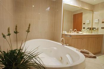 The Hermitage Motel - Accommodation QLD 4