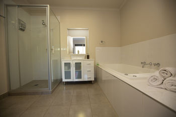 De'Vine Escape - Accommodation QLD 11