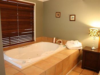 House Of Laurels - Accommodation QLD 28