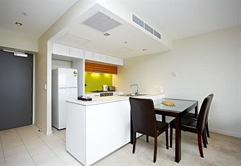Astra Apartments - Docklands - Accommodation QLD 1