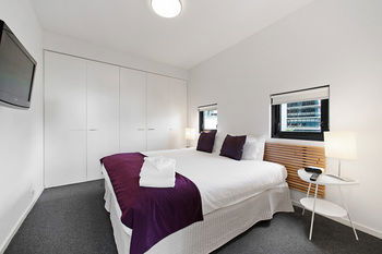 Docklands Private Collection Of Apartments - NewQuay - Accommodation QLD 11