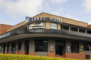 The Lakes Hotel - Accommodation QLD 1
