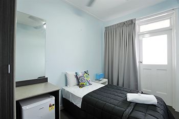 The Lakes Hotel - Accommodation QLD 2