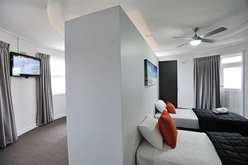 The Lakes Hotel - Accommodation QLD 6