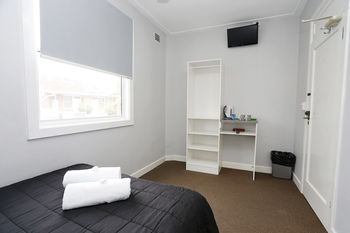 The Lakes Hotel - Accommodation QLD 10