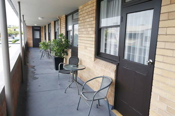 The Lakes Hotel - Accommodation QLD 14