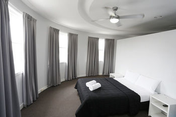 The Lakes Hotel - Accommodation QLD 18