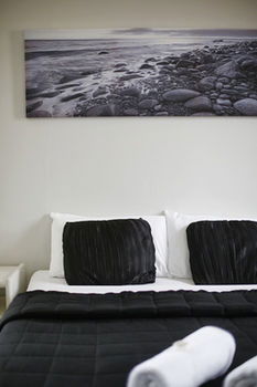 The Lakes Hotel - Accommodation QLD 19