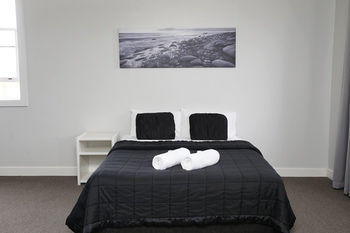 The Lakes Hotel - Accommodation QLD 23