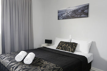 The Lakes Hotel - Accommodation QLD 25