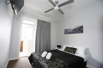 The Lakes Hotel - Accommodation QLD 29