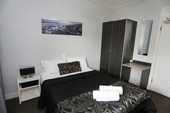 The Lakes Hotel - Accommodation QLD 32
